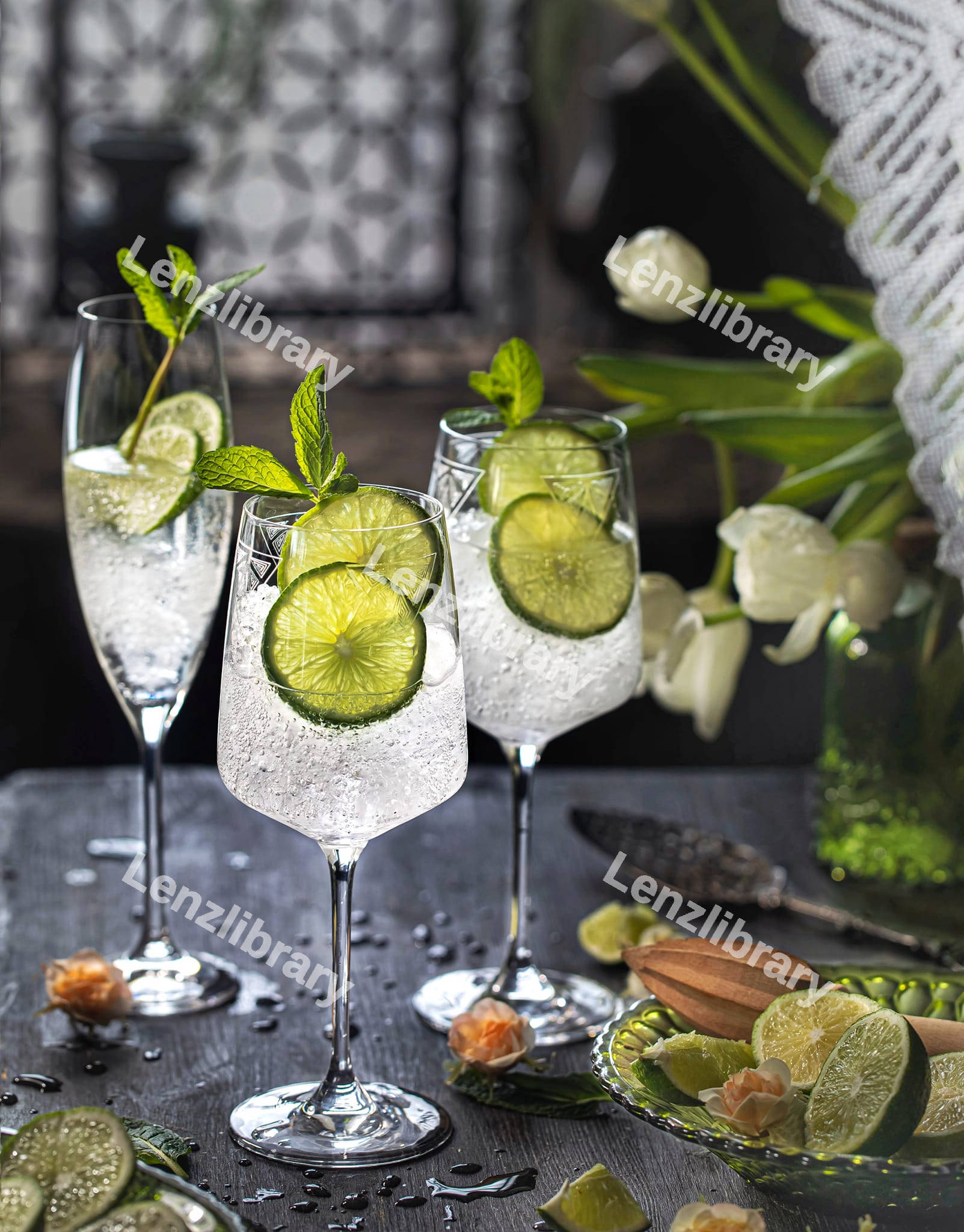 Glasses gin a tonic with lime